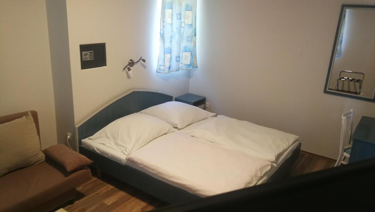 Joker Panzio Bed & Breakfast Pecs Exterior photo