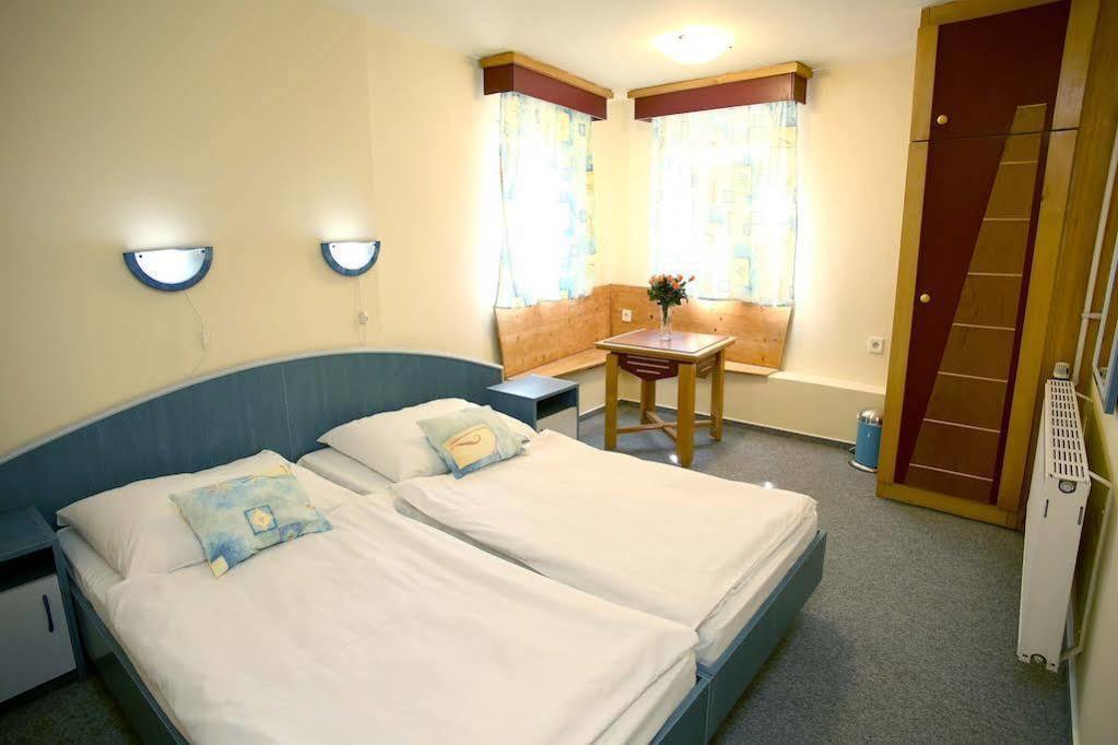 Joker Panzio Bed & Breakfast Pecs Exterior photo